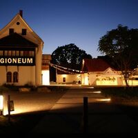 Regioneum bei Nacht