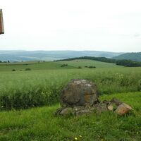 Am Geba-Gipfel steht ein Gedenkstein des Rhönclubs für Julius Greif.