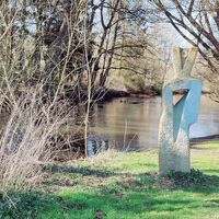Skulptur „Flusswächterin“ von Gisela Milse an der Ilmenau