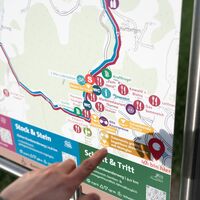 Die Wege sind mit unterschiedlichen Farben gekennzeichnet. 