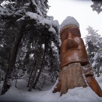 Skulpturen von Serge Couvert im Winterwald