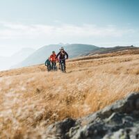 Mountainbiken zu Beginn des Abstiegs von Gspon nach Brig