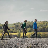 Schimmernde Schiefersteine entlang des Wanderweges