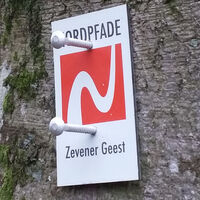Markierungszeichen des NORDPFADES Zevener Geest