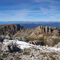 [ Dolomiten, Rosengarten ] | Tag 3 | Im Laurenzi-Klettersteig; Am Gipfel des Molignon di Fuori, 2.779m; Blick zu Schlern und Rosszähne, auch die Tierser-Alpl-Hütte ist schon zu sehen