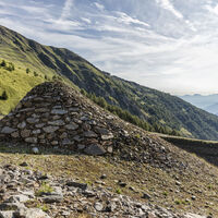 Suedtirol, Vinschgau, Martelltal, Weg Richtung Schartl, Lawinenverbauung oberhalb Martell Dorf,