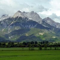 Die Südseite des Steinernen Meeres: oben das Persail- und Breithorn, unten Schloss Lichtenberg und die Einsiedelei.