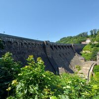 Staumauer mit Kraftwerk