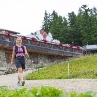Wanderin am WM-Pfad Planai