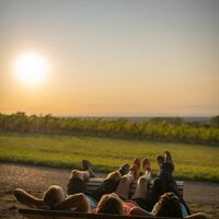 Auf dem Hügelsofa am Goldberg über Bad Schönborn den Sonnenuntergang über der Rheinebene genießen