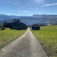 Von Maien hinunter ins Dorfzentrum von Schwarzenberg