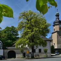 Dorfensemble mit Pfarrhof und Kirche
