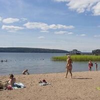 Ufer des Parks des Gutshofes Mukkula
