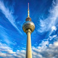 Berliner Fernsehturm blauer Himmel