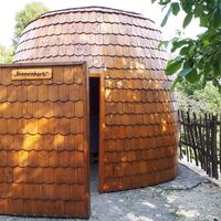 Begehbarer Bienenkorb im Garten des Haus Lochfelds