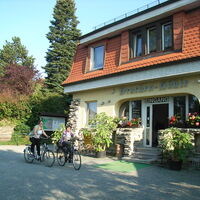 Radfahrer vor der Drachenhöhle