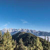 Blick zur Hochwurzen, dahinter das Dachsteinmassiv