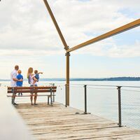 Welterbe Pavillon in Unteruhldingen mit Blick auf die Mainau