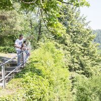 Ein Man und zwei Mädchen auf dem Hornberger Schlossberg