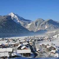 Blick auf das winterliche Bizau