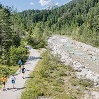Trailrunning in der Region Seefeld - Gruppe an der Leutascher Ache - Gaistal (2).jpg