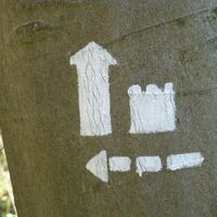 Wegweiser im Plesse Forst zur Burg