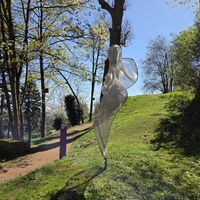 Skulptur "Inside" von Axel Anklam am Purple Path, im Kurfürstin-Anna-Garten in Augustusburg