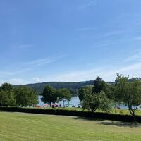 Blick vom Radweg auf das Seefreibad Illmensee