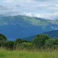 Der Stuhl, die Gipfel von Kanin, die sich in den Wolken verstecken