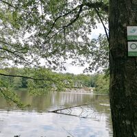 Wegemarkierungszeichen am Brückweiher