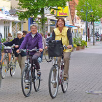 Fahrradgruppe in der Fußgängerzone von Rotenburg (Wümme)