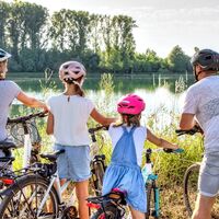 Familie blickt auf einen Altrheinarm in der Südpfalz