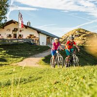 E-Bike Fahrer auf der Huberalm in den Kitzbüheler Alpen