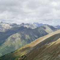 die Hochwildstelle noch mit Schnee am Horizont