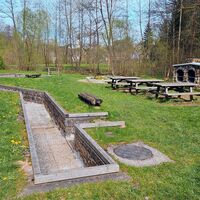Barfußanlage (im Sommer mit Wasser) mit Rast- und Grillplätzen