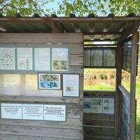 Schutzhütte mit Infotafeln am Buchholzer Biotop