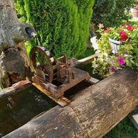 Wasserrad-Brunnen in St. Kathrein/O._Naturpark Almenland_Oststeiermark