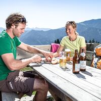 Brotzeit auf der Aueralm
