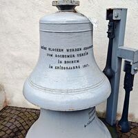 Glocken vor der evangelischen Kirche Dorlar