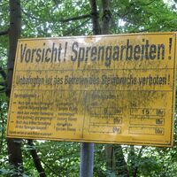 Hinweisschild zu den Sprengarbeiten im angrenzenden Tagebau Rottleberode