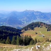 Seekar - Blick zur Lenggrieser Hütte und Brauneck