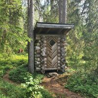 Oben an der Felswand, neben der Lodge und der Feuerstelle, befindet sich eine Trockenlatrine.