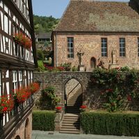 Kapellenpilgerweg mit Wehrkirche und Rathaus in Dörrenbach