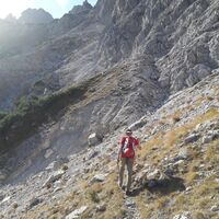 Der immer abschüssiger werdende Weg in Richtung Berggrat (Süden)