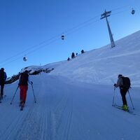 Der Aufstieg erfolgt zunächst über die Skipisten hinauf an den Beginn des Gaisbergtales