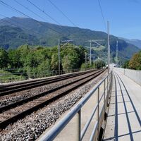 Auf der Eisenbahnbrücke wieder über den Rhein