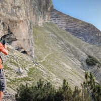 Toni-Gaugg-Weg im Karwendel_Wanderer macht Bild.jpg