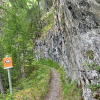 hohe-bank-wandern-steig-felsen-c-anna-ladstaetter.jpeg