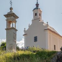 Annakirche Pöllauberg mit Bruderschaftssäule in der Oststeiermark