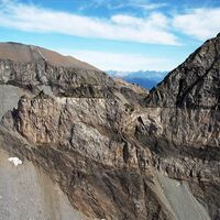 Die Segnespass Mountainlodge am Fuss der Tschingelhörner (links im Bild)